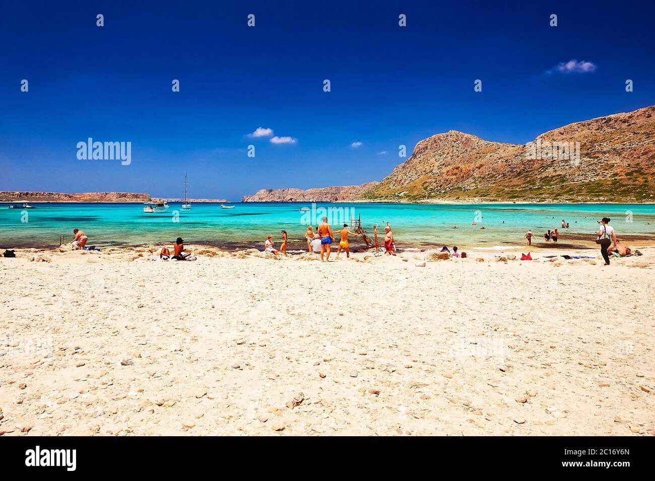 GRAMVOUSA - BALOS, DIE INSEL KRETA, GRIECHENLAND - 4. JUNI 2019: Der schöne Meerblick und die Menschen am Strand von Balos. Stockfoto