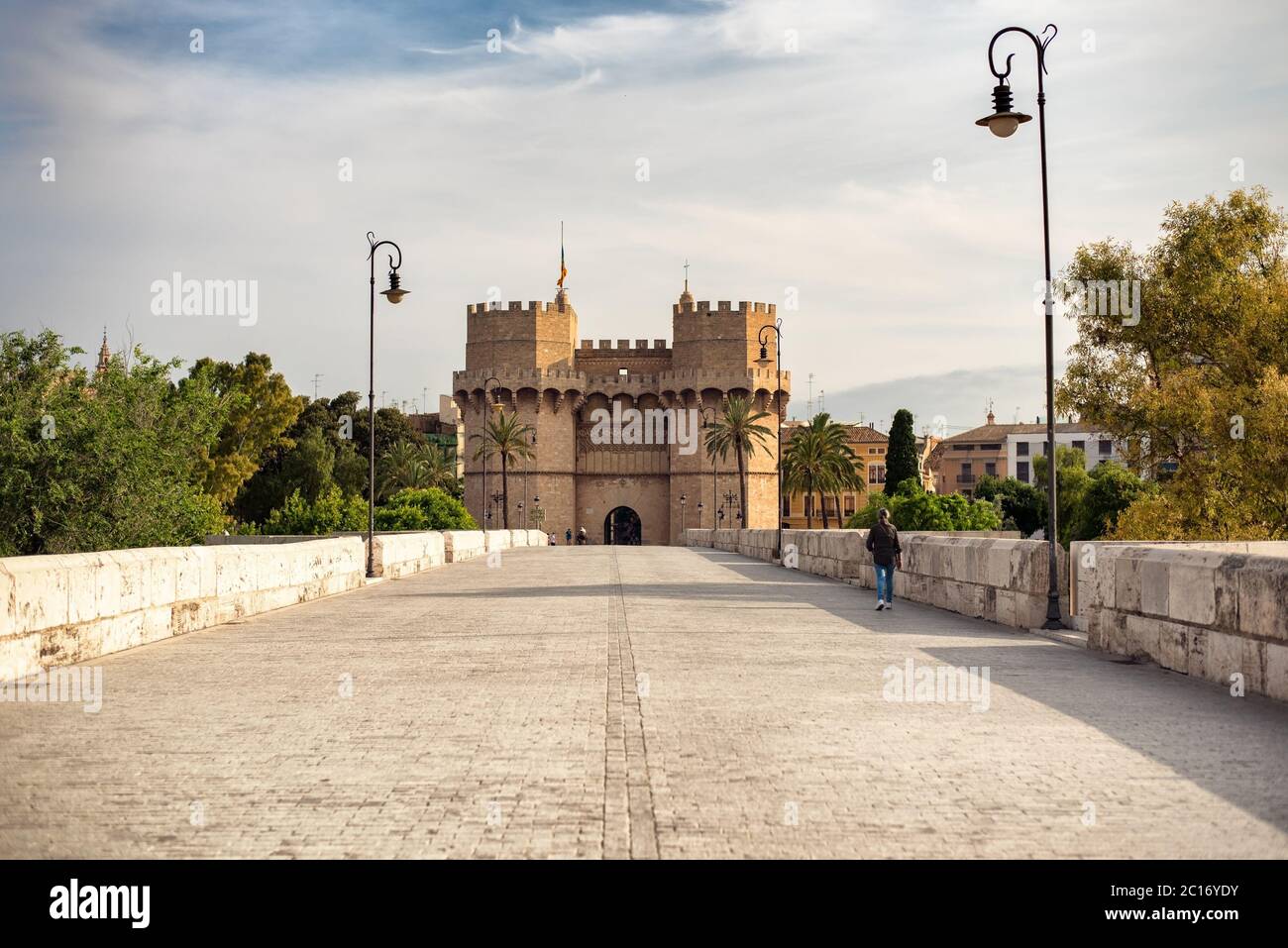 Serranos Türme in Valencia, Spanien, von der Puente de Serranos Brücke Stockfoto