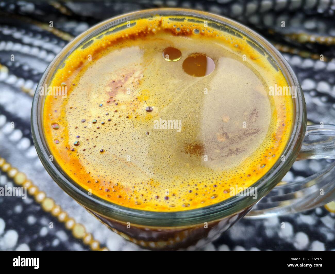 Heißes Getränk mit Schaum in einer Glasschale Stockfoto