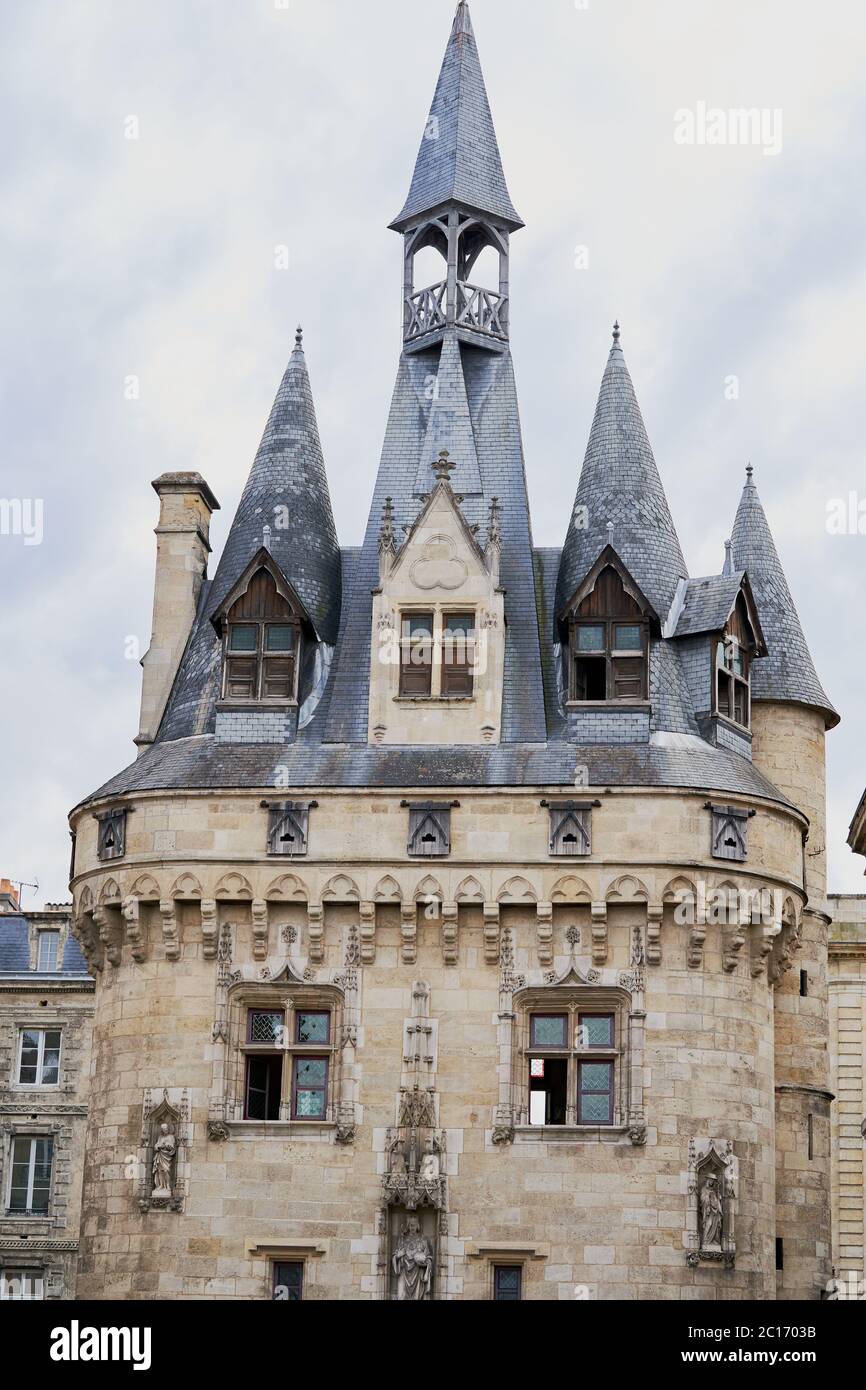 Spitze Schiefertürme und Türme krönen das Portal Cailhau aus dem 15. Jahrhundert, Bordeaux, Frankreich Stockfoto