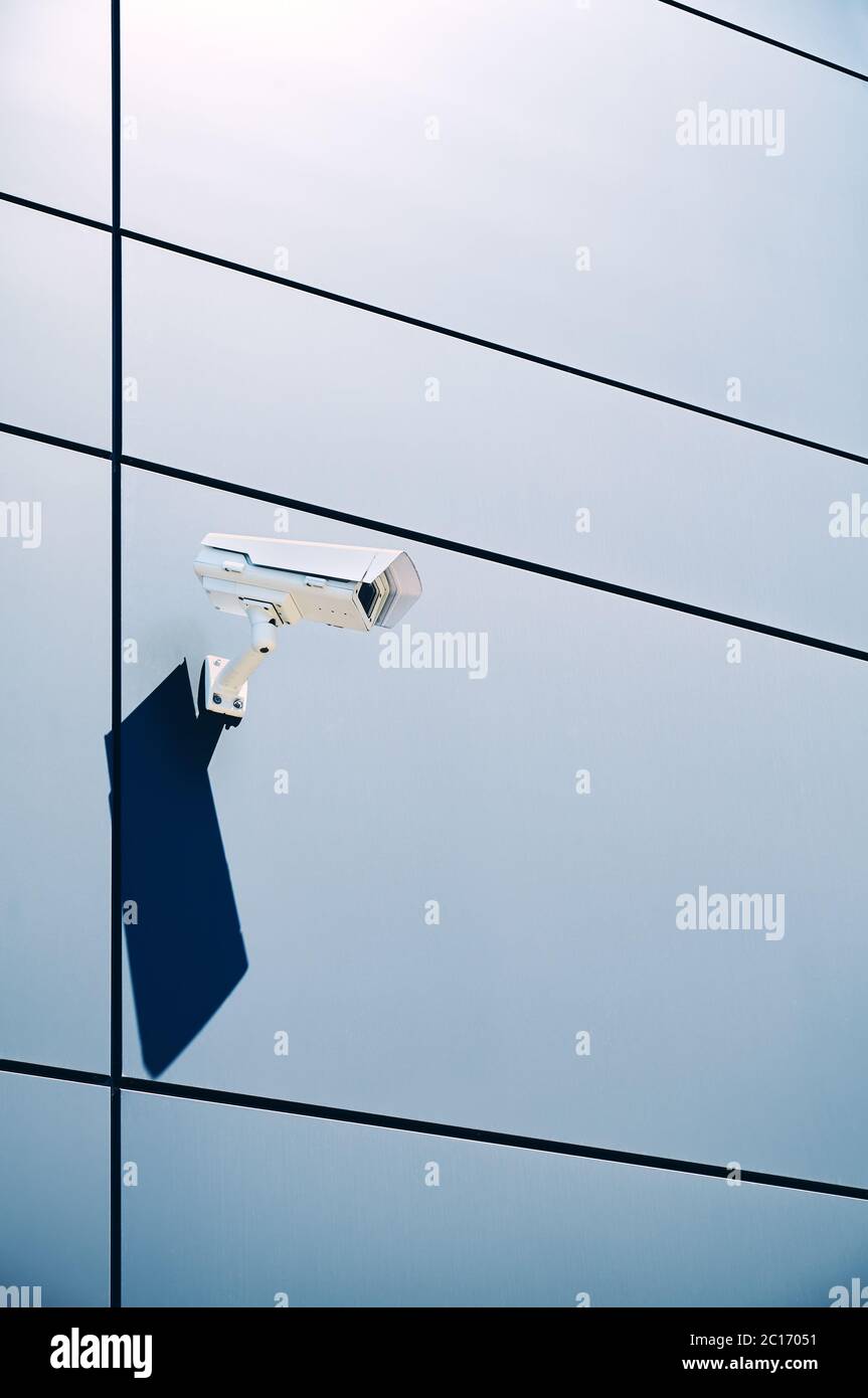 CCTV-Kamera an einer Wand eines Bürogebäudes. Stockfoto