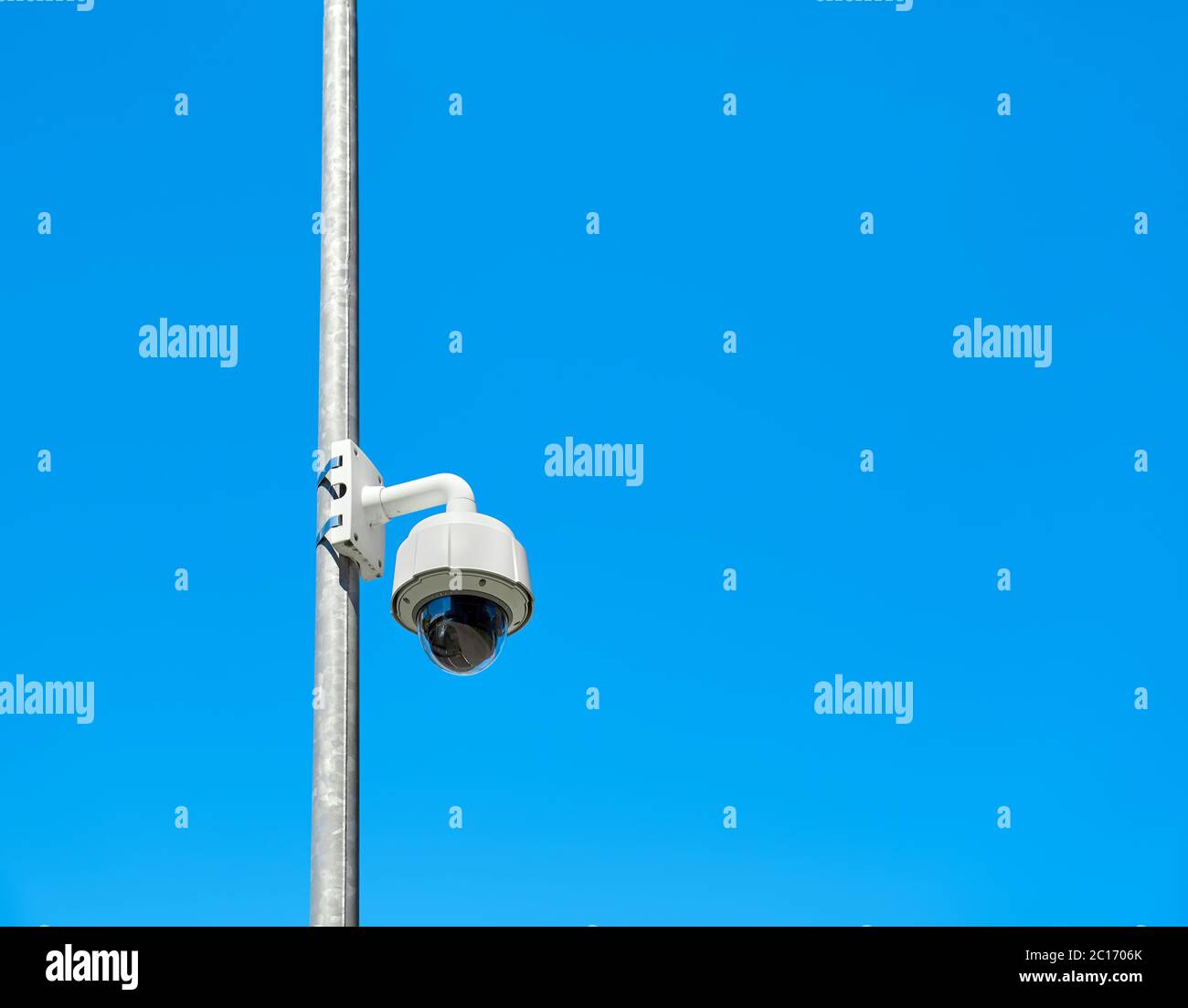 CCTV-Kamera gegen den blauen Himmel. Stockfoto