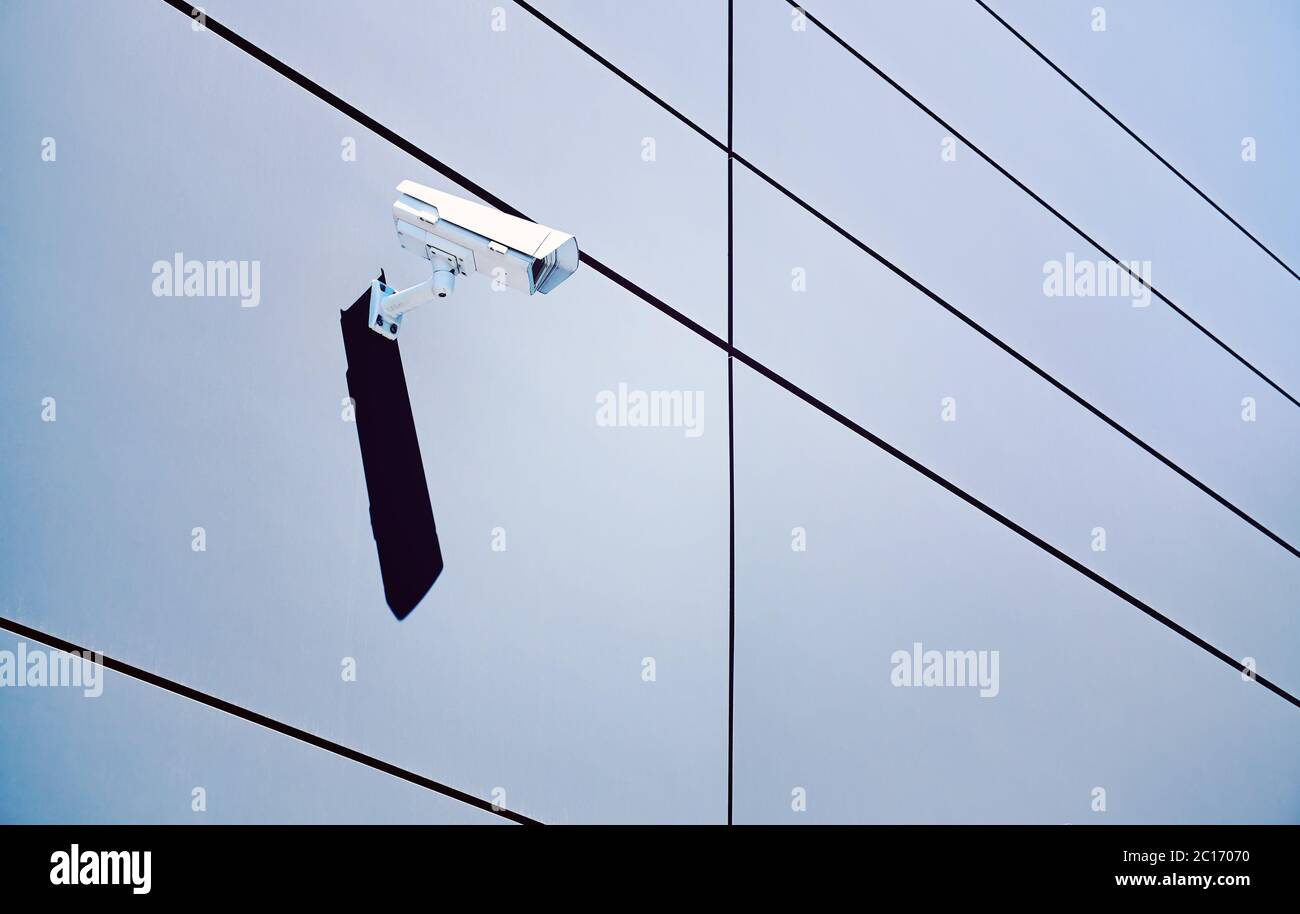 CCTV-Kamera an einer Bürowand, Farbtonierung angewendet. Stockfoto
