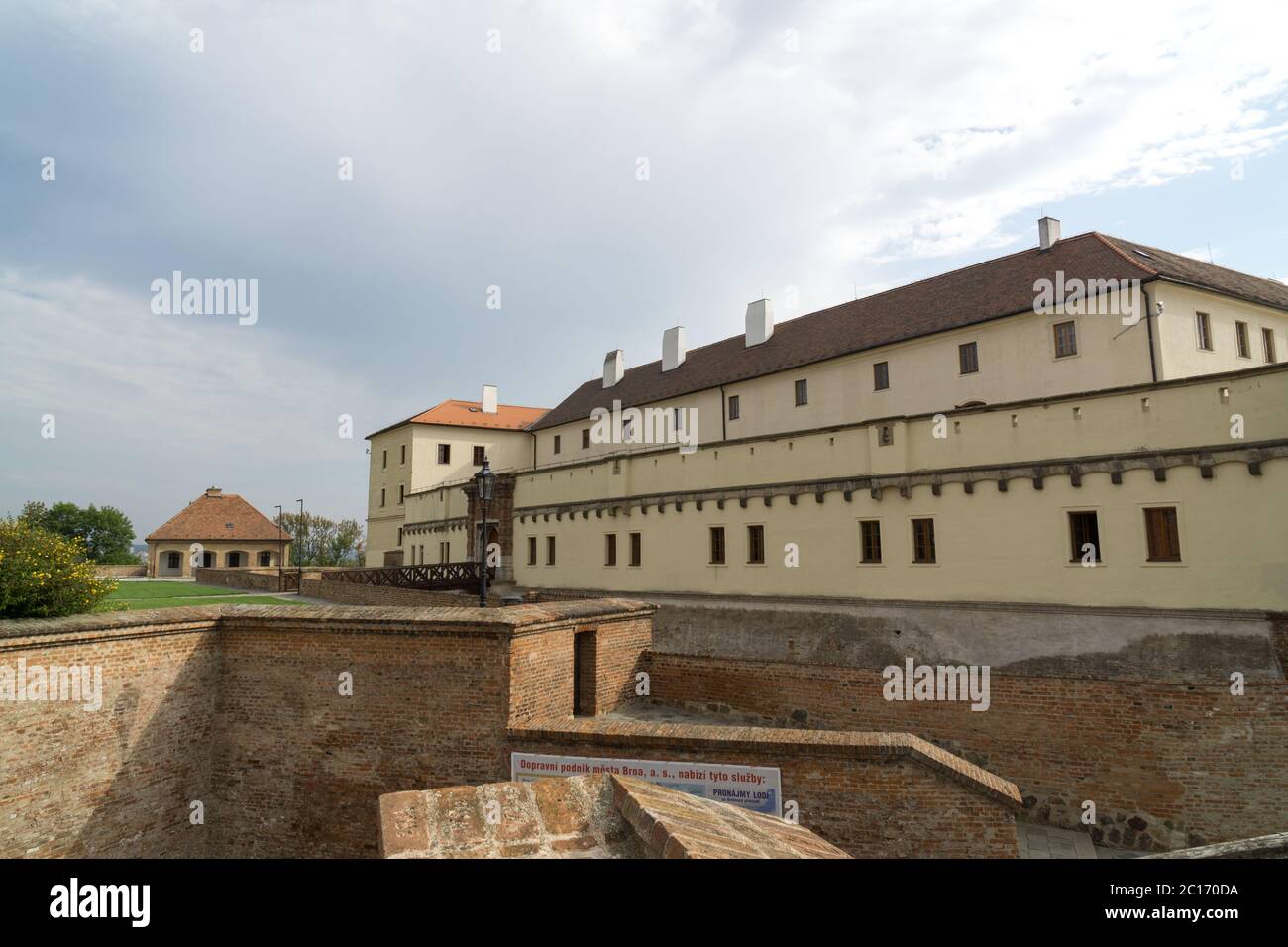 Blick auf die roten Dächer und die Straßen der Stadt Brünn. Tschechische Republik Stockfoto