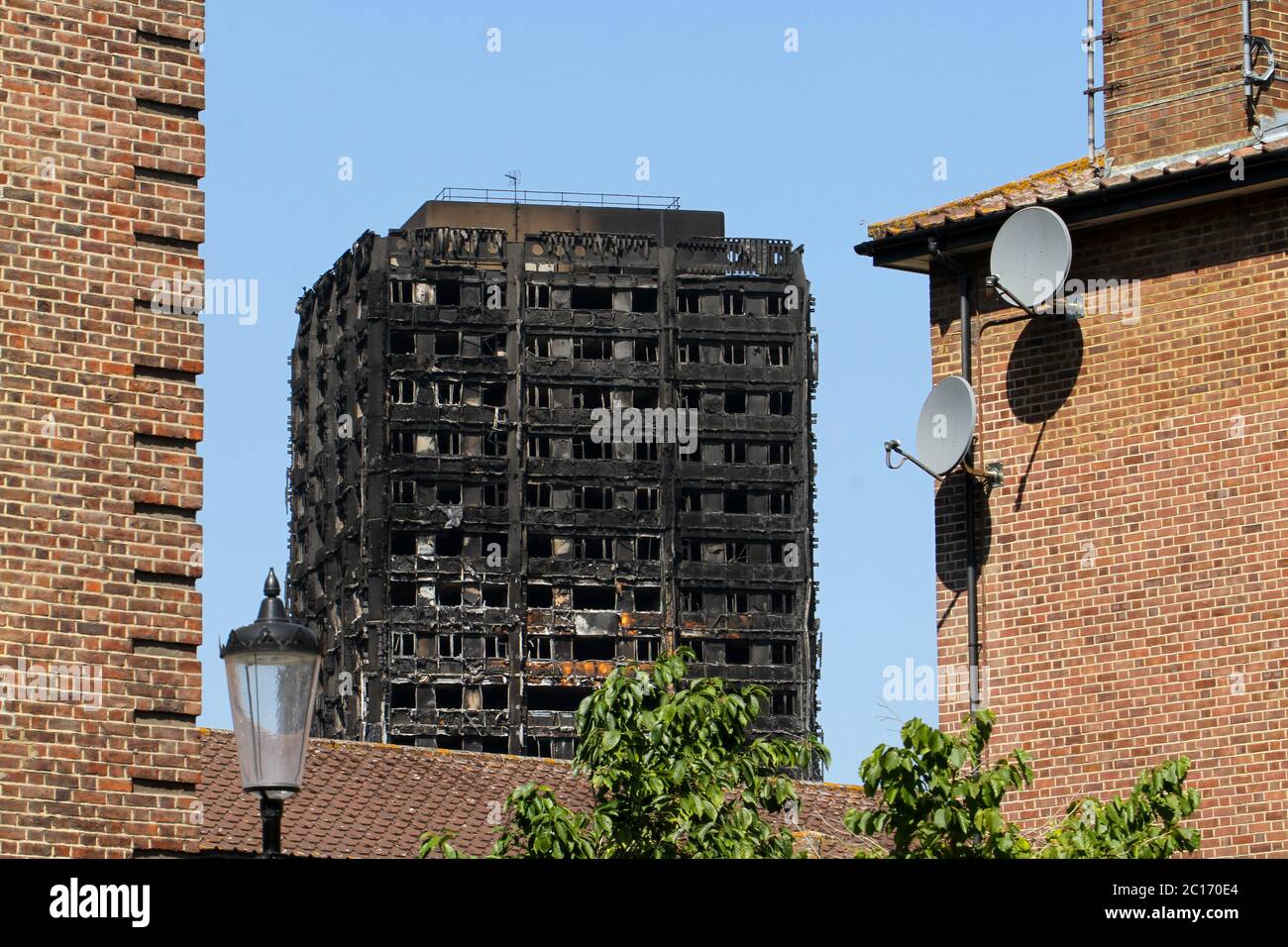 Die verkohlten Überreste des Tower Blocks während der Nachzeit.EIN Brand, der durch einen elektrischen Fehler in einem Kühlschrank verursacht wurde, brach in dem 24 gelagerten Grenfell Tower Wohnblock in North Kensington, West London, aus, wo 72 Menschen starben, mehr als 70 weitere verletzt wurden und 223 Menschen entkommen sind. Stockfoto