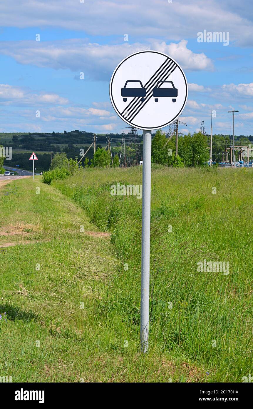Ende einer Zone des Überholverbots Stockfoto