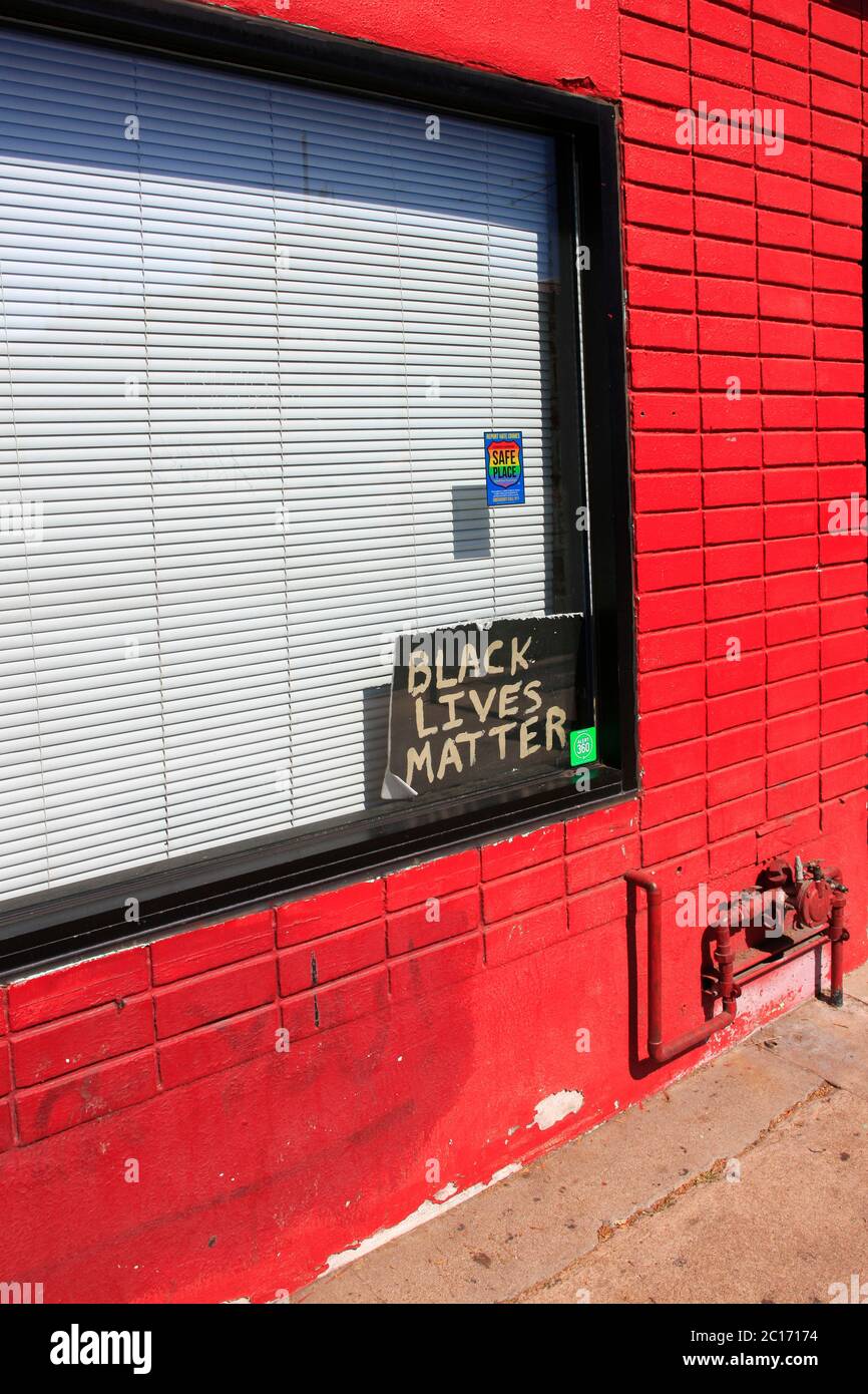 Schaufenster in der Innenstadt von Tucson mit einem Poster, das 'Black Lives Matter' unterstützt Stockfoto