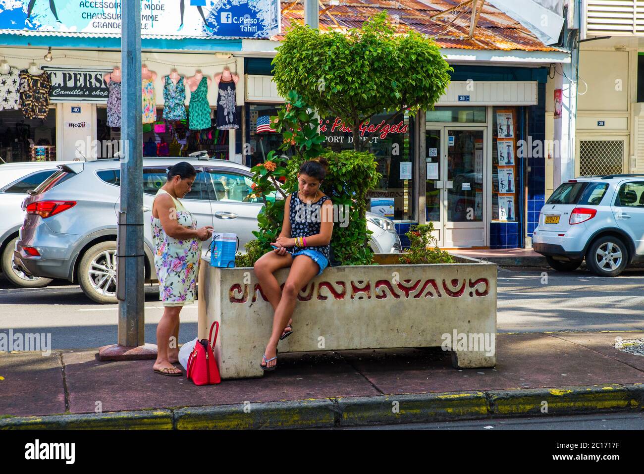 Blick auf das Stadtzentrum von Papeete, Französisch-Polynesien voller Menschen und Farben. Alltag auf einer der schönsten tropischen Inseln der Welt Stockfoto