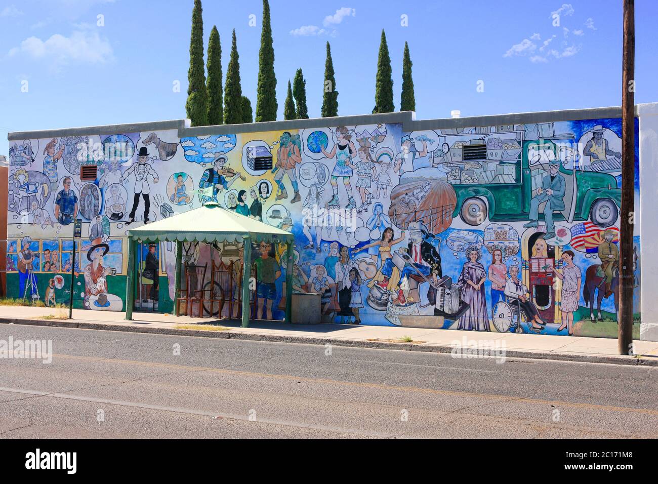 Wandgemälde an der Seite eines Ladens, der Vielfalt und Harmonie in Tucsons multikulturellem Arizona und Amerikanisch zeigt Stockfoto