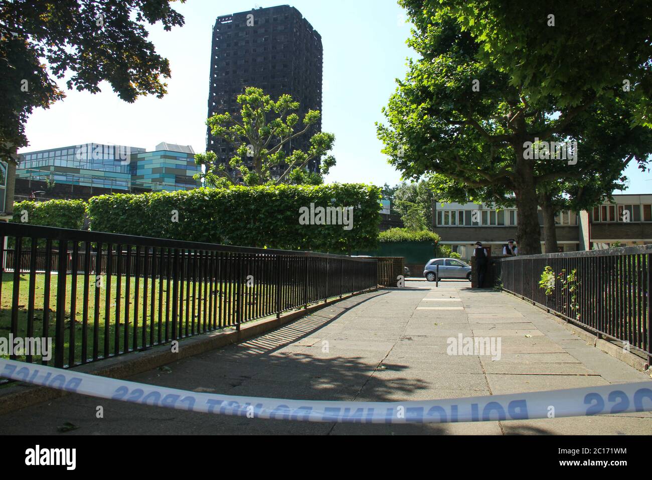 London, Großbritannien. Juni 2017. Die verkohlten Überreste des Tower Blocks während der Nachzeit.EIN Brand, der durch einen elektrischen Fehler in einem Kühlschrank verursacht wurde, brach in dem 24 gelagerten Grenfell Tower Wohnblock in North Kensington, West London, aus, wo 72 Menschen starben, mehr als 70 weitere verletzt wurden und 223 Menschen entkommen sind. Kredit: David Mbiyu/SOPA Images/ZUMA Wire/Alamy Live Nachrichten Stockfoto