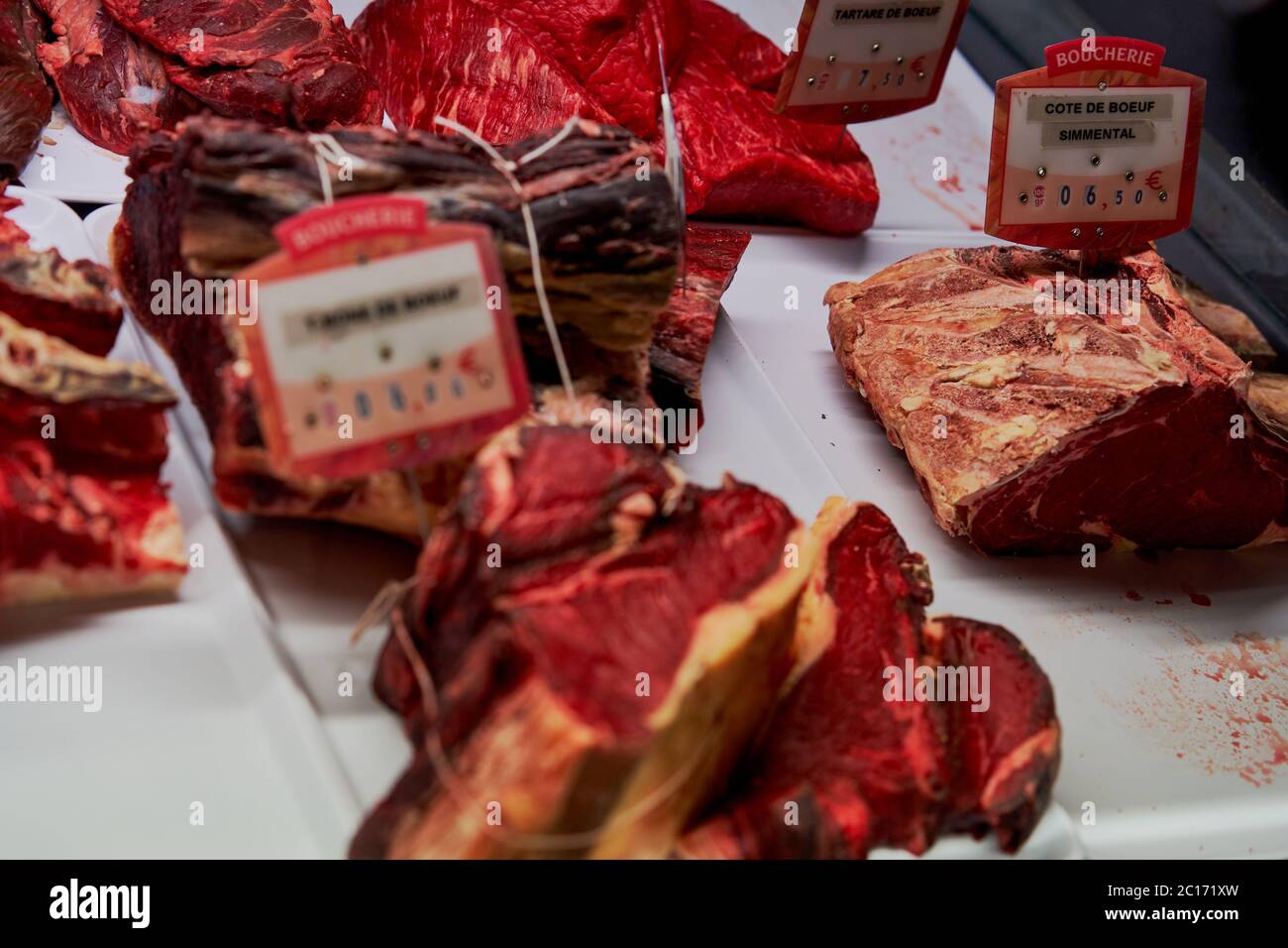 Marmorierte Rohschinkenschnitte mit Etiketten an einer Fleischtheke, Bordeaux, Frankreich Stockfoto
