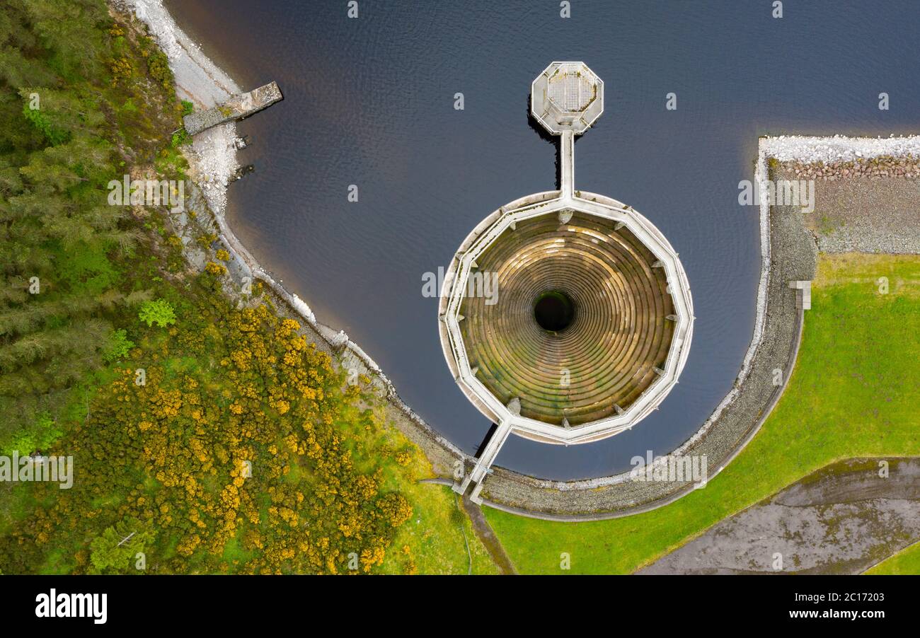 East Lothian, Schottland, Großbritannien. 14. Juni 2020. Bei sehr wenig Niederschlag in den letzten 3 Monaten sind die Wasserspiegel im Whiteadder-Stausee unter den Wert des Glockentauchauslaufes gesunken. Iain Masterton/Alamy Live News Stockfoto