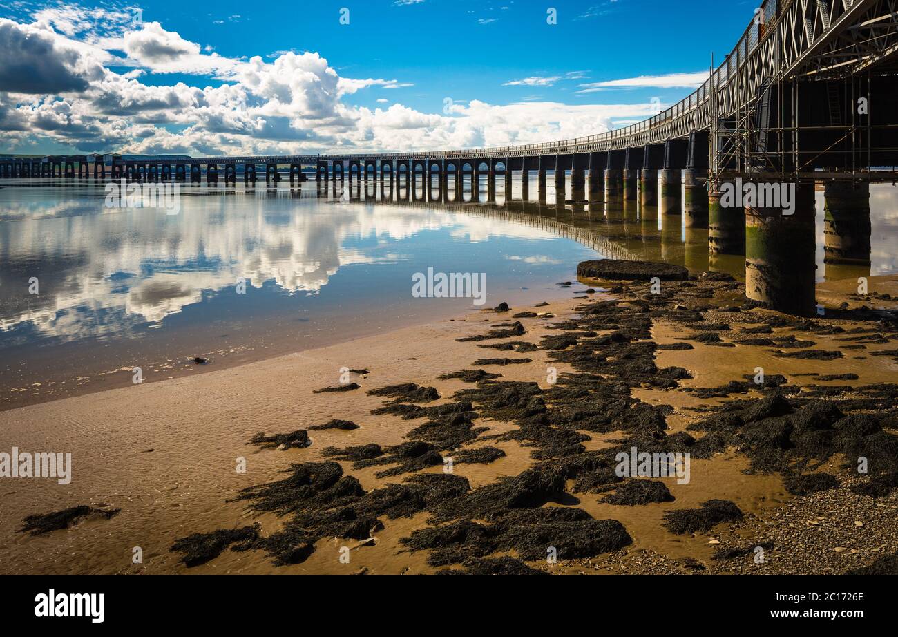 Langaufnahme der Tay Rail Bridge bei Sonnenuntergang, Dundee, Schottland, Großbritannien. Stockfoto