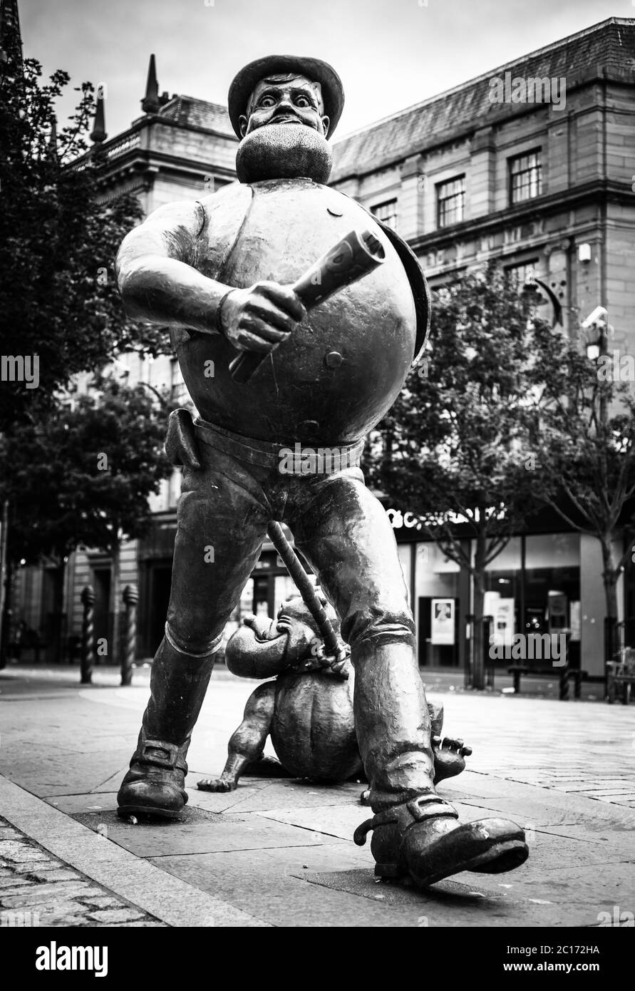 Monochrome (schwarz-weiß) verzweifelte Dan Statue in Dundee High Street, Schottland, Vereinigtes Königreich. Stockfoto