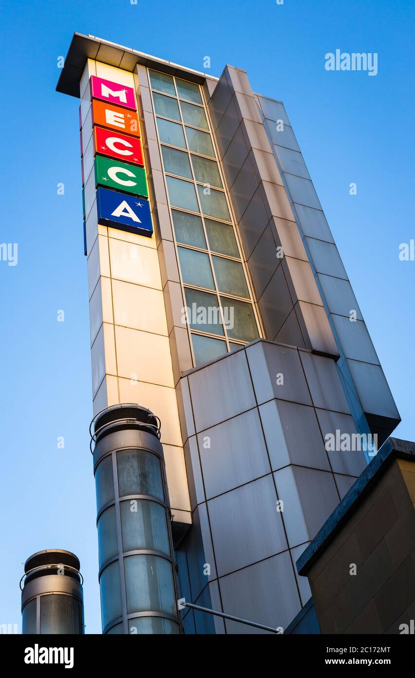 Art Deco-Werbeturm, ursprünglich 1936 für Green's Playhouse Kino, Dundee, Schottland gebaut. Der größte Teil des Gebäudes durch einen Brand im Jahr 1995 zerstört, beherbergt es jetzt ein Mekka Bingo. Stockfoto