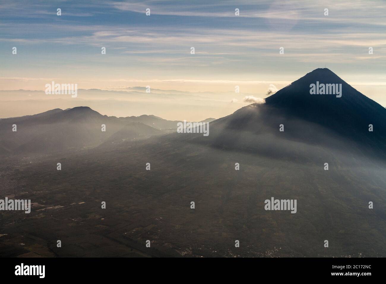 Nebel unten ein Tal vom Acatenango Vulkan, Guatemala. Stockfoto