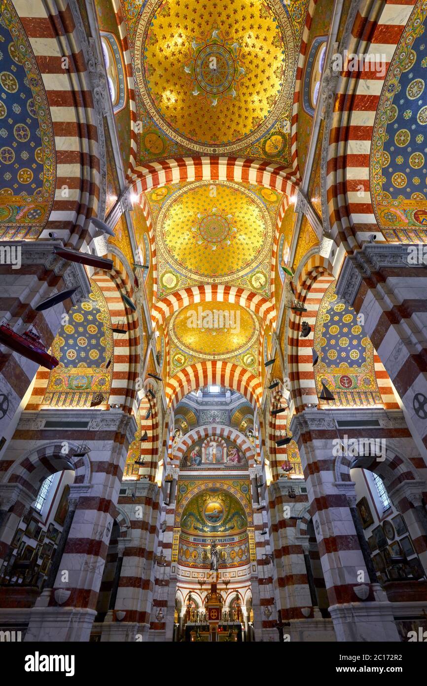 Notre-Dame de La Garde Basilika Innenraum (Obere Kirche) mit einem bunten byzantinischen Revival-Stil. Marseille, Bouches-du-Rhone, Provence, Frankreich Stockfoto
