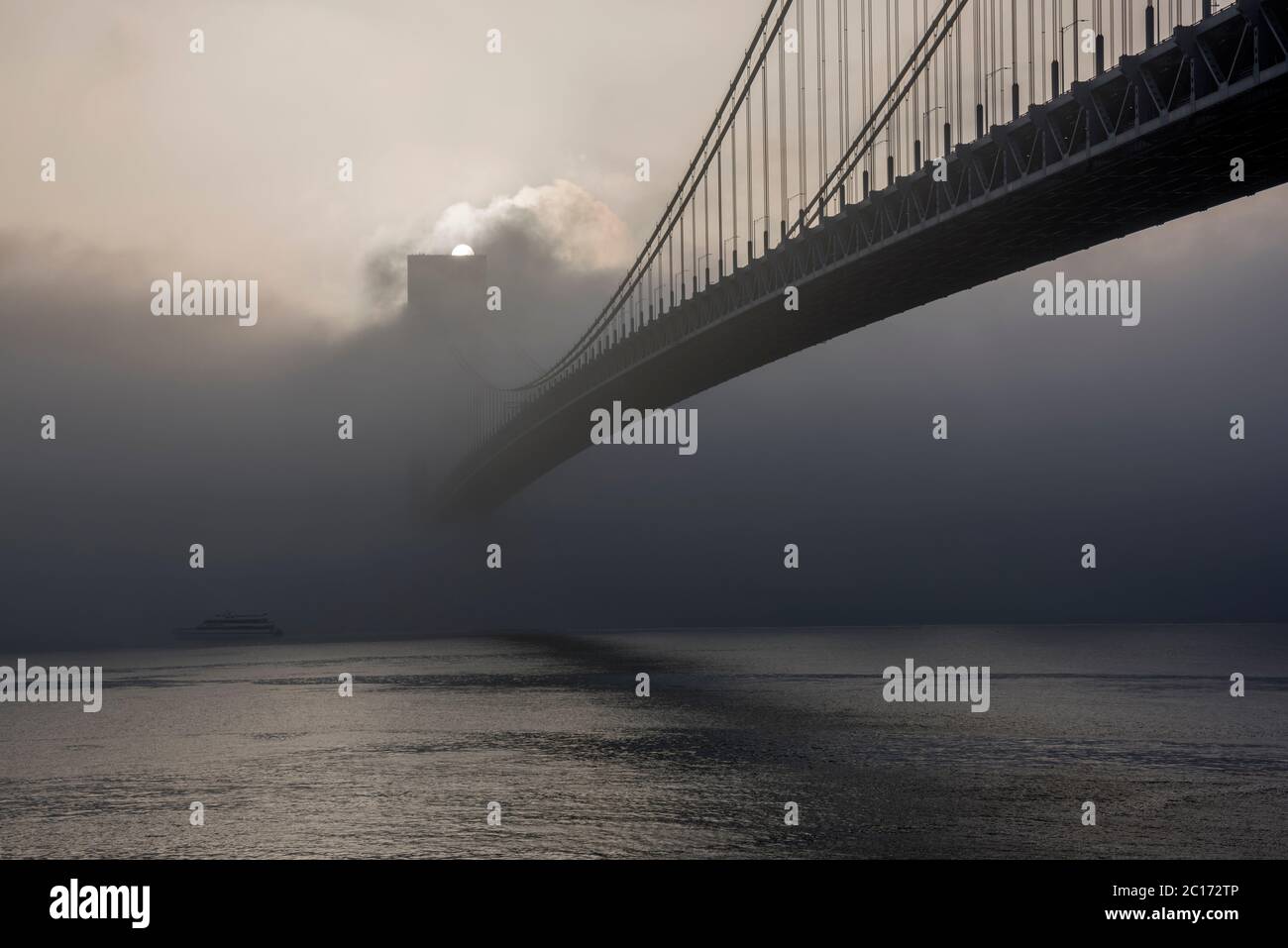 Nebliger, verträumter Sonnenaufgang über der Verrazano Narrows Bridge, NY Stockfoto