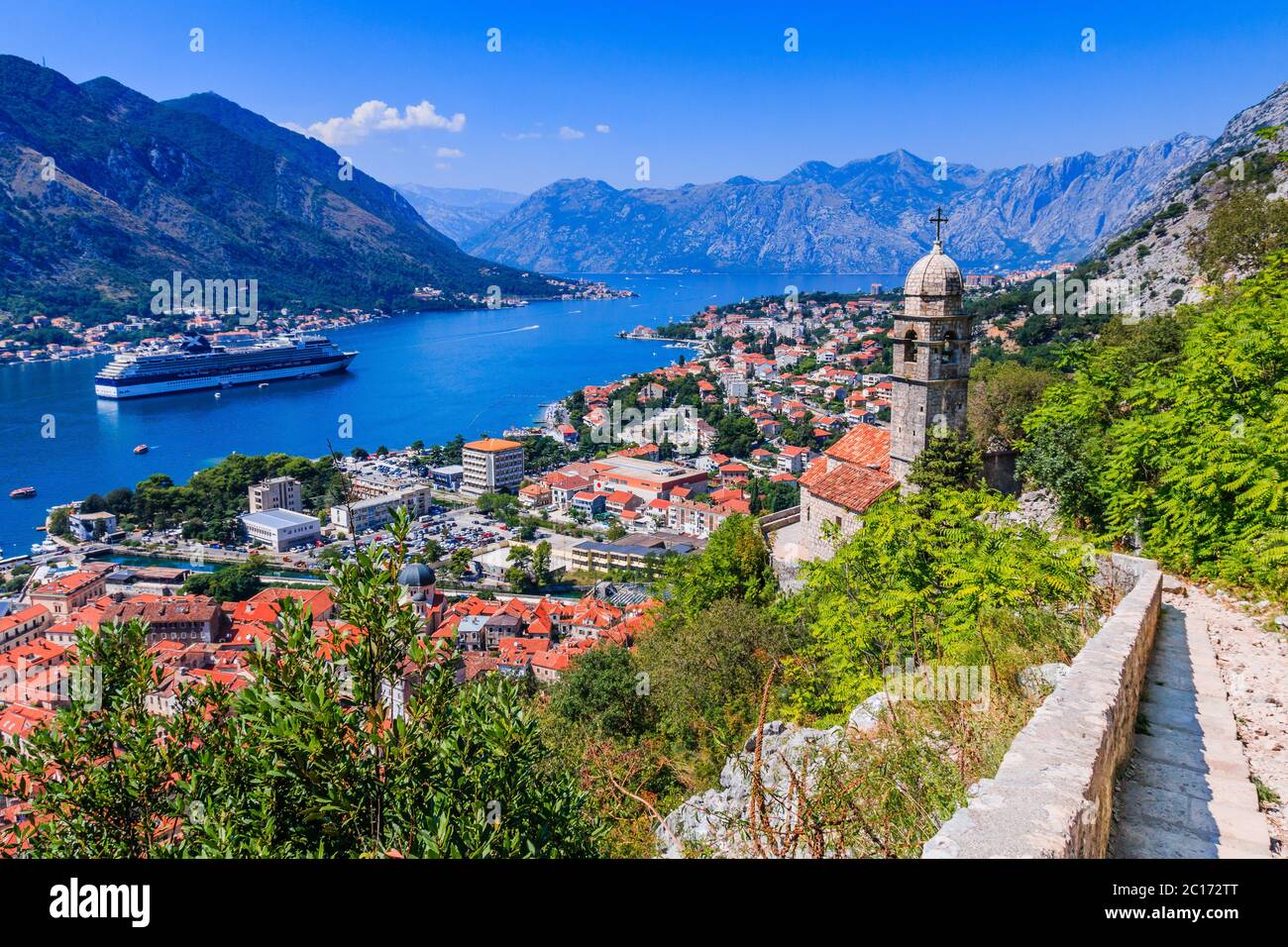 Kotor Bucht und Altstadt von Lovcen Berg. Kotor, Montenegro. Stockfoto