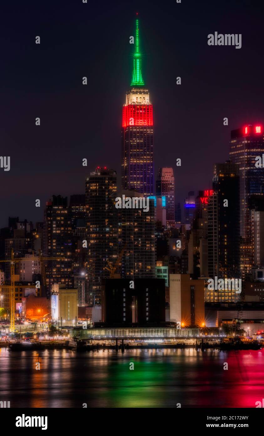 Lichter der Stadt. Skyline von Manhattan bei Nacht von Hoboken, NJ Stockfoto