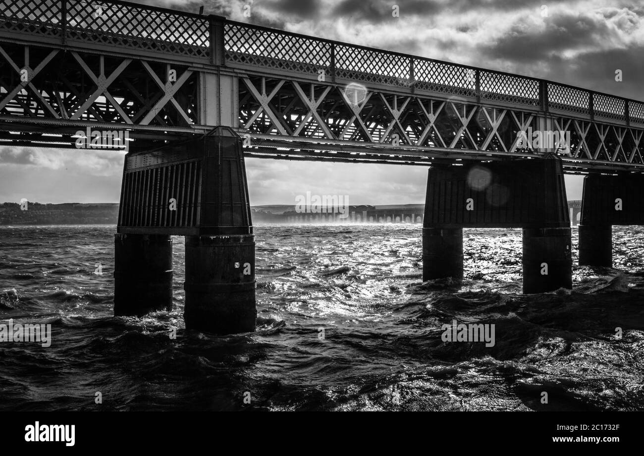 Monochrome (schwarz-weiß) Aufnahme von rauem Wasser auf dem Firth of Tay bei der Tay Rail Bridge, Dundee, Schottland, Großbritannien. Der Firth of Tay um die Tay Rail Bridge, Dundee, Schottland, Großbritannien. Stockfoto