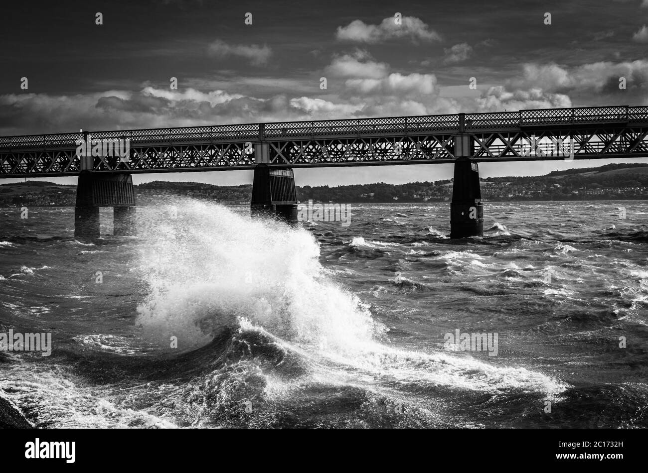 Monochrome (schwarz-weiß) Aufnahme von rauem Wasser auf dem Firth of Tay bei der Tay Rail Bridge, Dundee, Schottland, Großbritannien. Der Firth of Tay um die Tay Rail Bridge, Dundee, Schottland, Großbritannien. Stockfoto