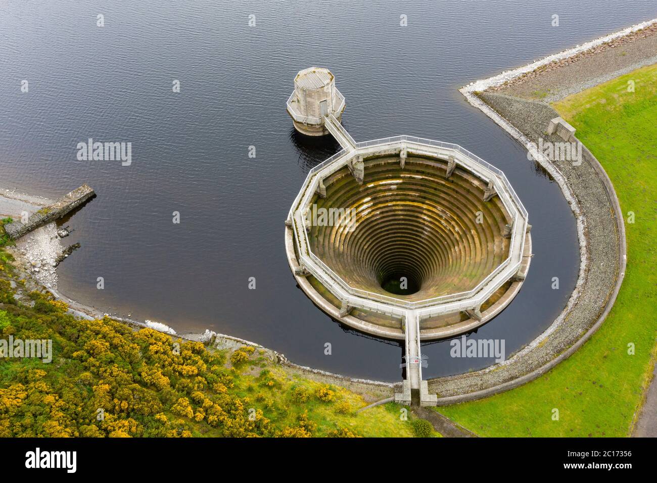 Luftaufnahme des Bellmouth-Auslaufes am Whiteadder Stausee in East Lothian. Schottland, Großbritannien. Stockfoto
