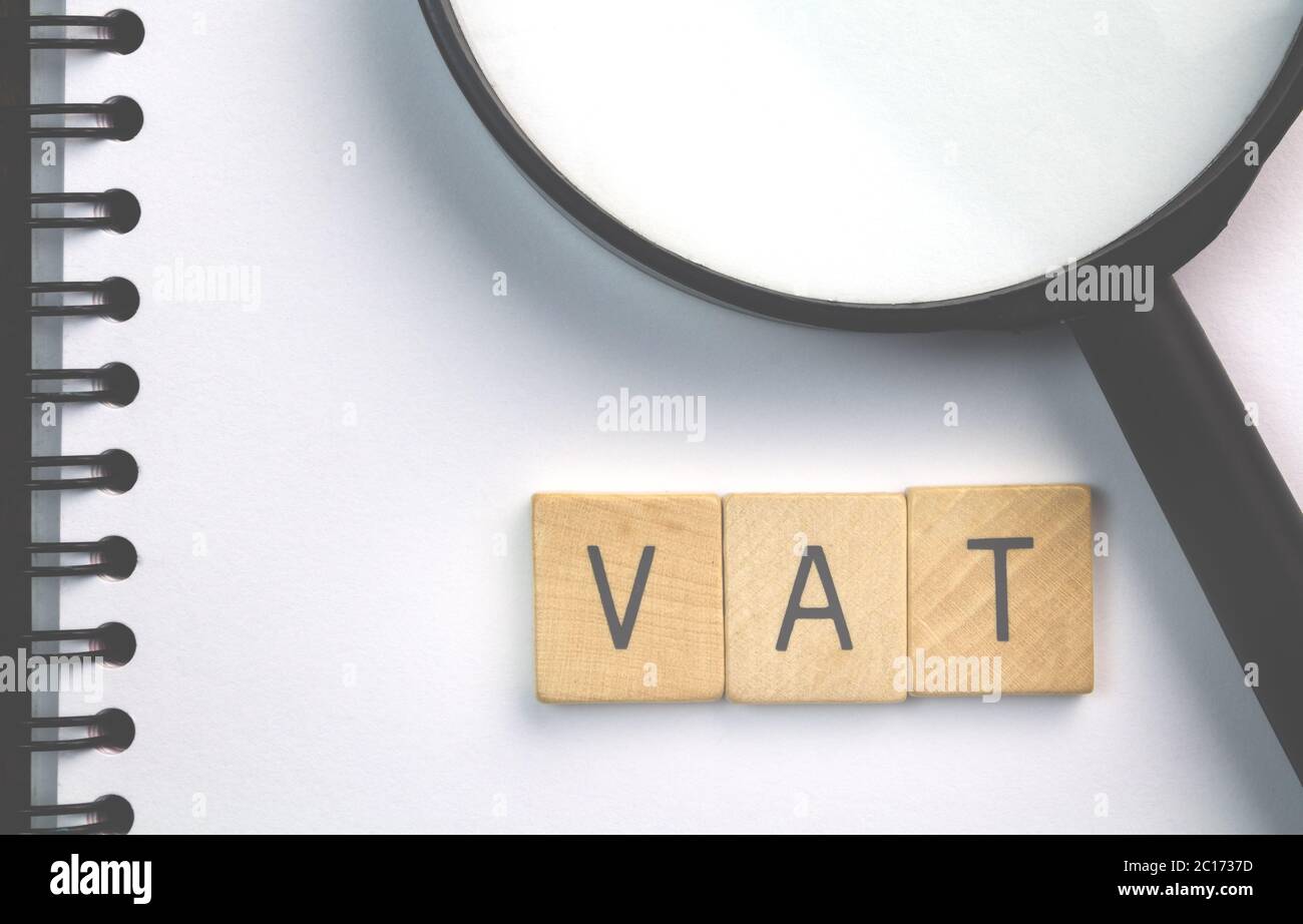 MwSt-Text (Value Added Tax) auf Scrabble Holzstücke isoliert auf weißem Notizblock Stockfoto