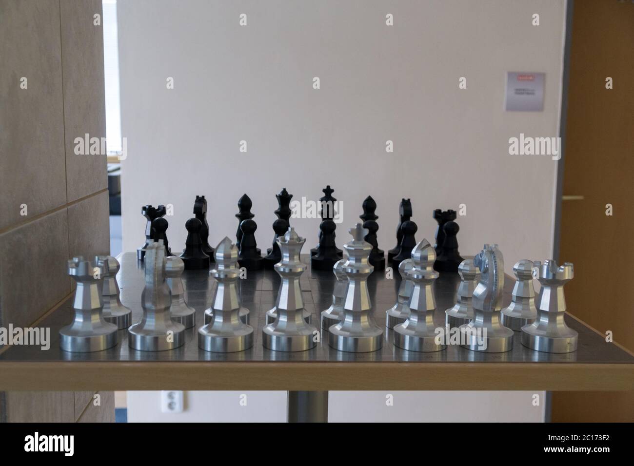 Schachfiguren auf dem Schachbrett Stockfoto