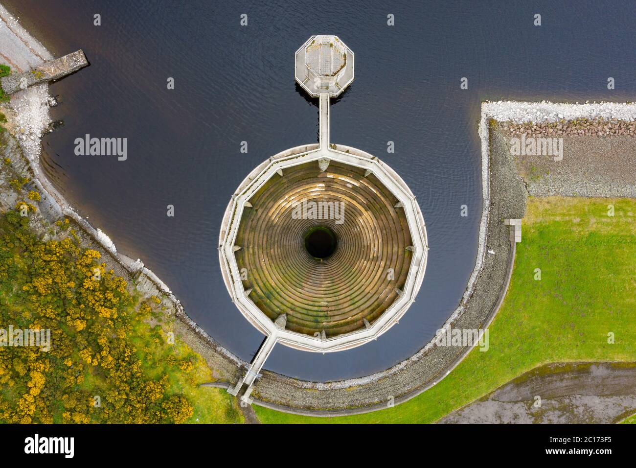Luftaufnahme des Bellmouth-Auslaufes am Whiteadder Stausee in East Lothian. Schottland, Großbritannien. Stockfoto