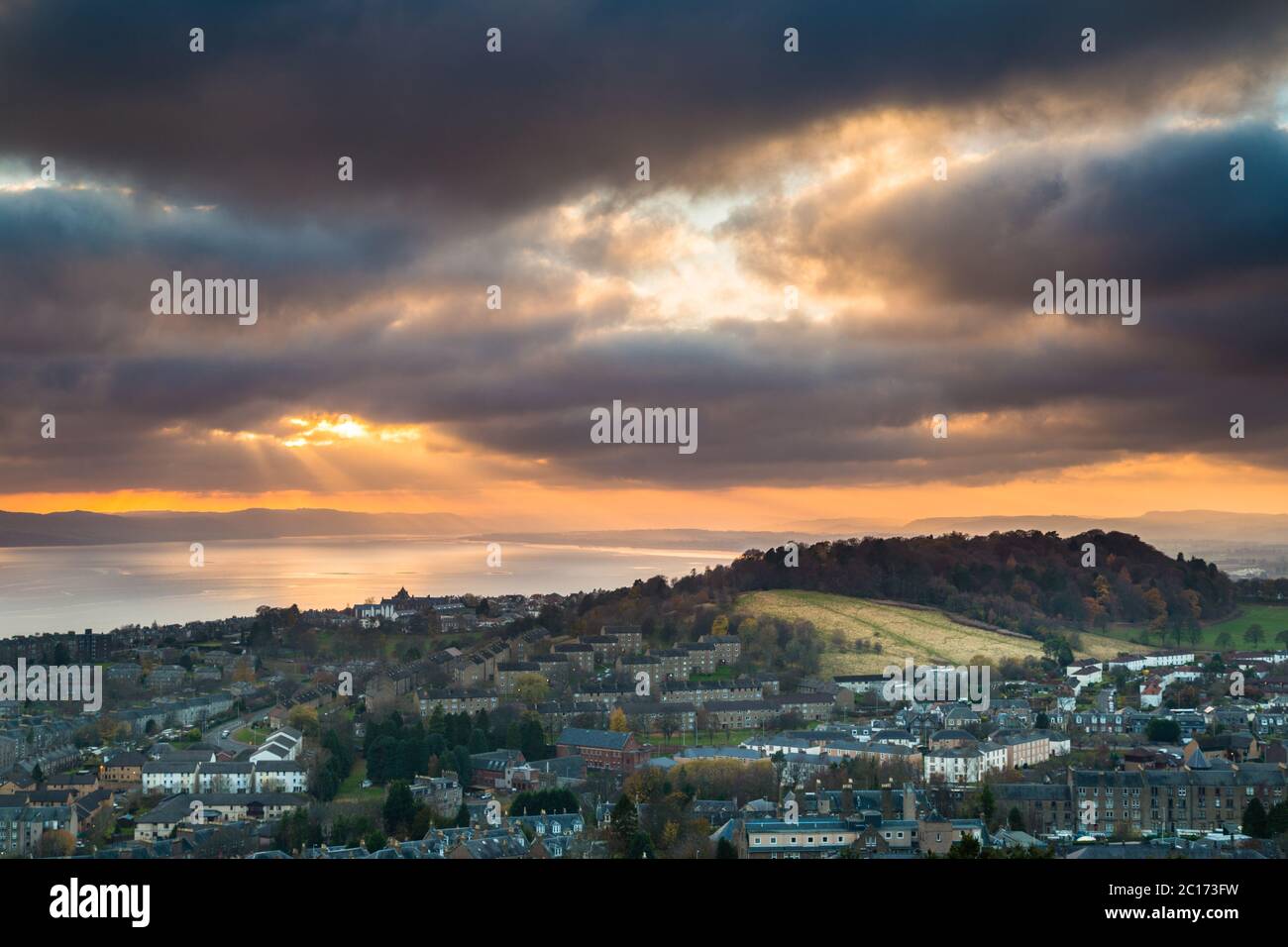 Lichtfilterung durch Wolken über der Tay-Mündung aus Dundee Law, Dundee, Schottland, Großbritannien. Stockfoto