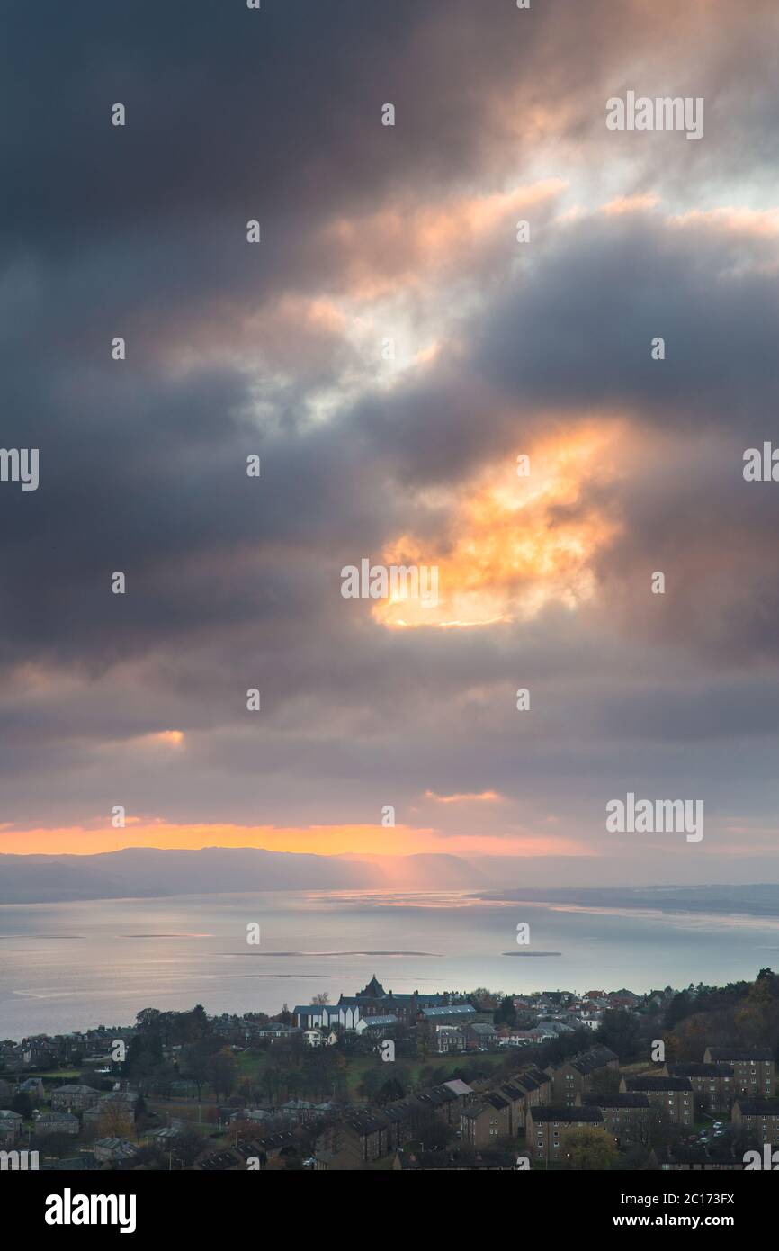 Lichtfilterung durch Wolken über der Tay-Mündung aus Dundee Law, Dundee, Schottland, Großbritannien. Stockfoto