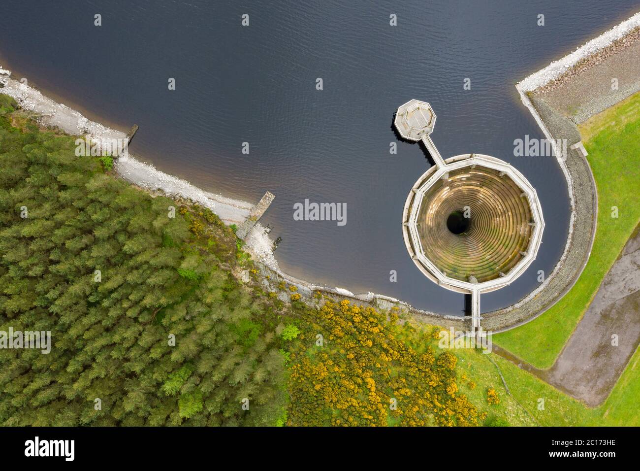 Luftaufnahme des Bellmouth-Auslaufes am Whiteadder Stausee in East Lothian. Schottland, Großbritannien. Stockfoto