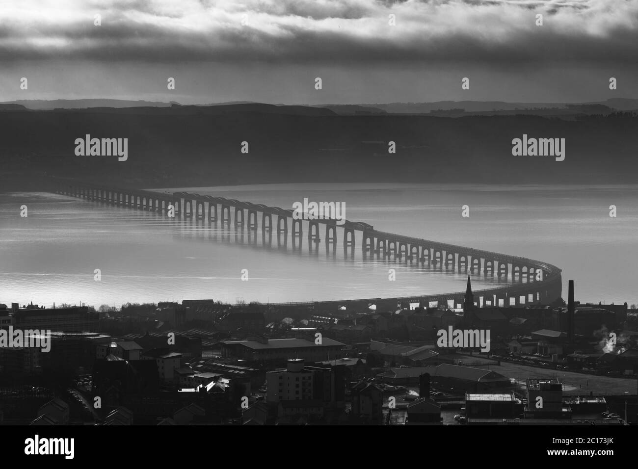 Monochrome (schwarz-weiß) Aufnahme der Tay Rail Bridge von Dundee Law, Dundee, Schottland, Großbritannien. Stockfoto