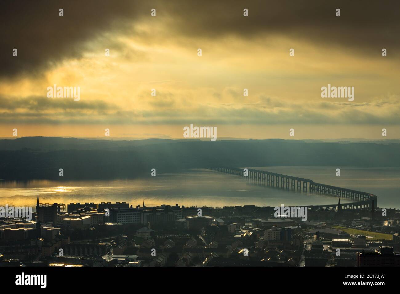 Die Stadt Dundee und die Tay Rail Bridge von Dundee Law, Dundee, Schottland, Vereinigtes Königreich. Stockfoto