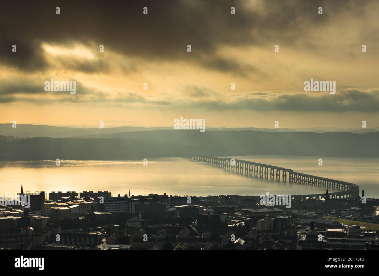 Die Stadt Dundee und die Tay Rail Bridge von Dundee Law, Dundee, Schottland, Vereinigtes Königreich. Stockfoto