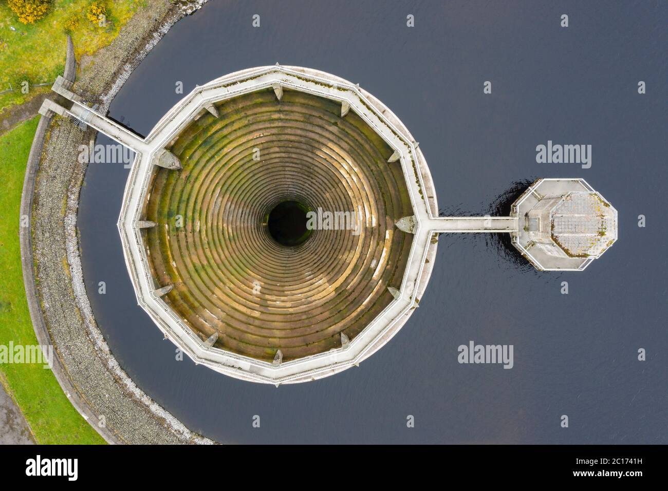 Luftaufnahme des Bellmouth-Auslaufes am Whiteadder Stausee in East Lothian. Schottland, Großbritannien. Stockfoto