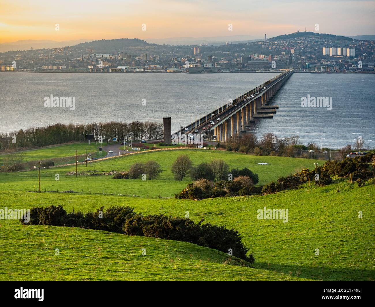Blick auf Dundee und die Tay Road Bridge, von Northfield, Fife, Schottland, Großbritannien. Stockfoto