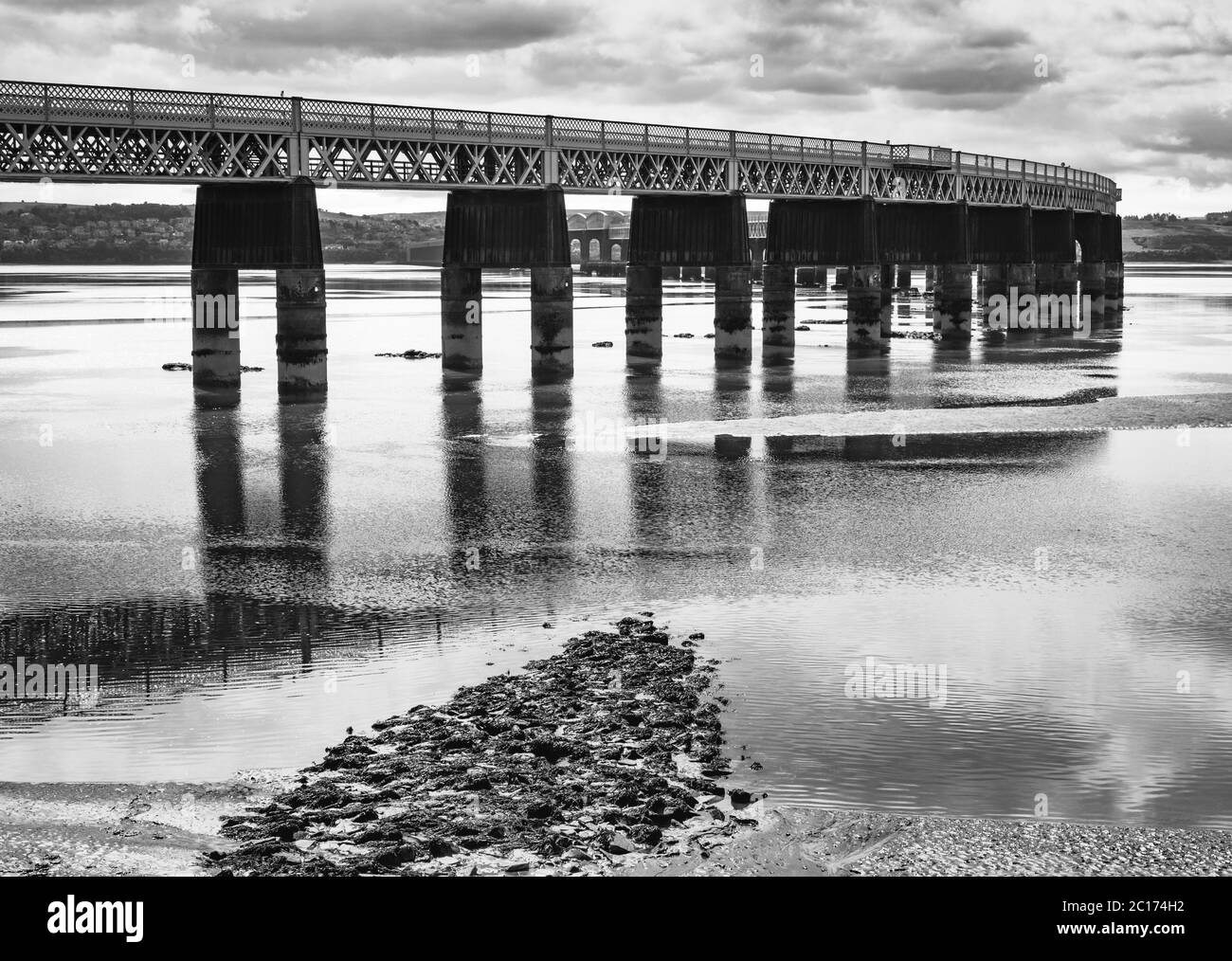 Monochrome Aufnahme der Tay Rail Bridge aus Dundee, Schottland, Großbritannien. Stockfoto