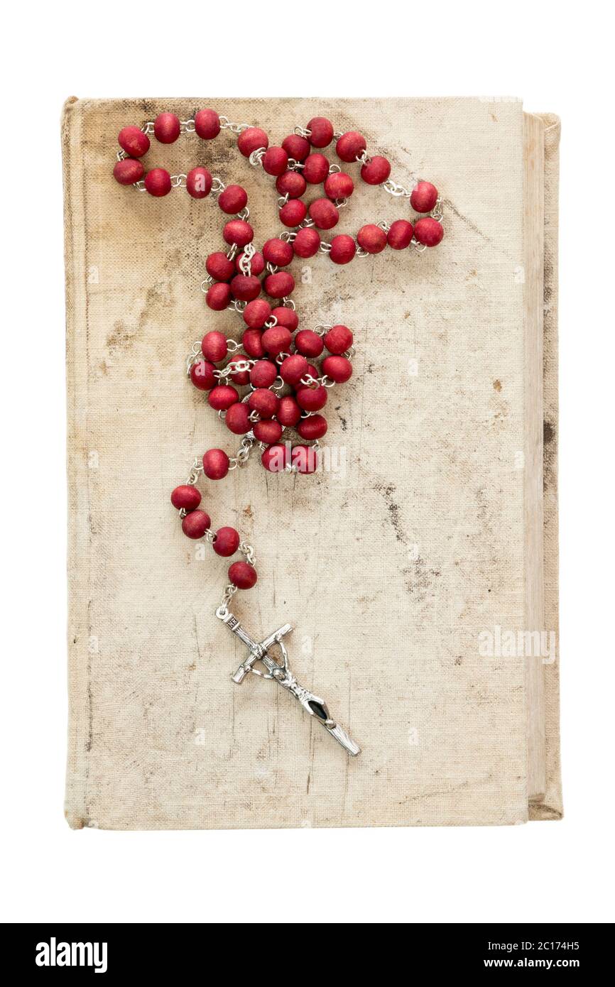 Katholischer Rosenkranz auf altem Buch Stockfoto