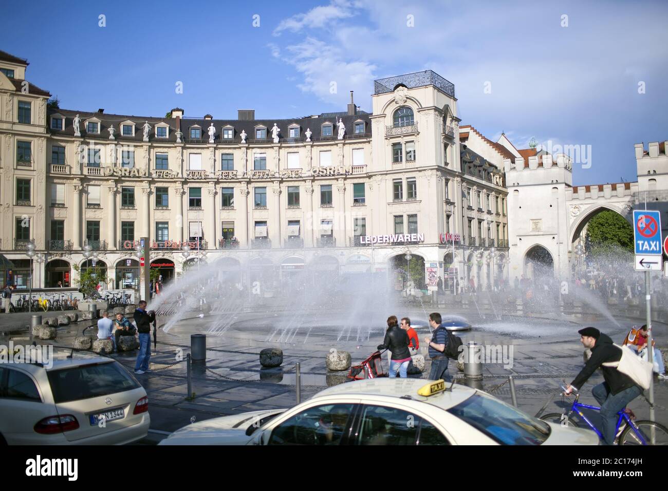 Karlsplatz (Stachus) und Karlstor Tor in München, Deutschland. Stockfoto