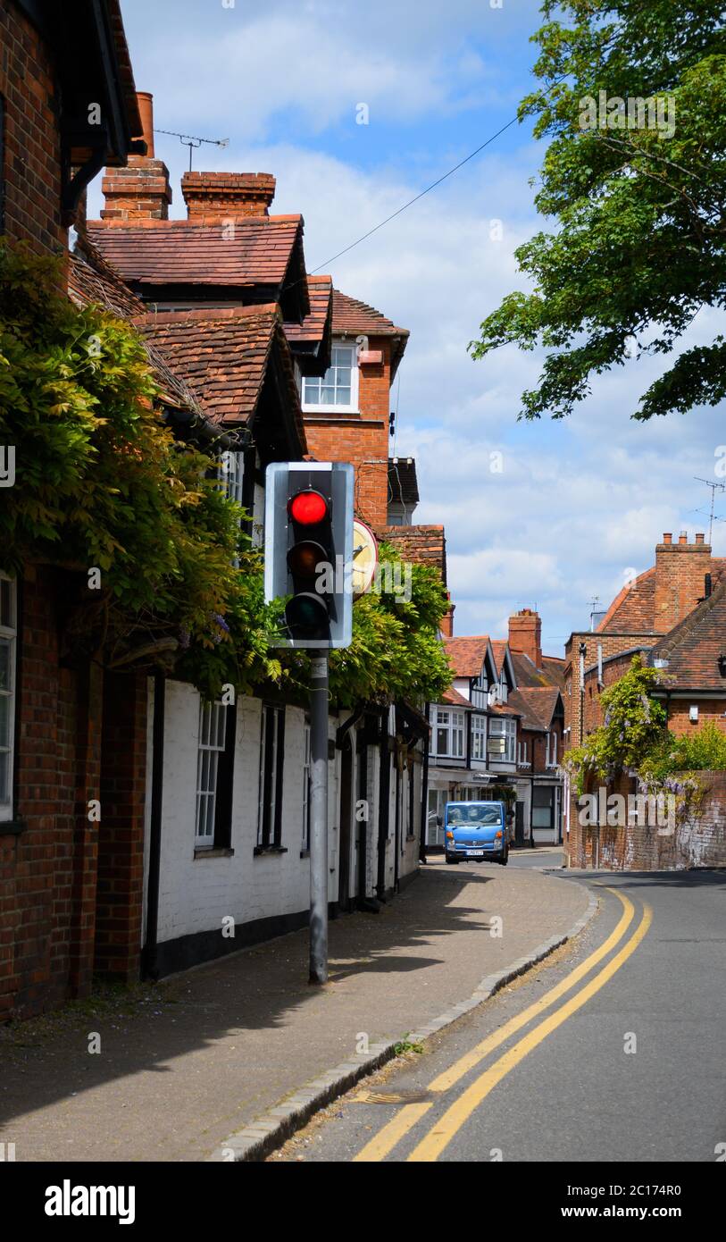 Wargrave, Großbritannien - Mai 16 2020: Eine Ampel auf einer kleinen Straße durch das Dorf an der High Street Stockfoto