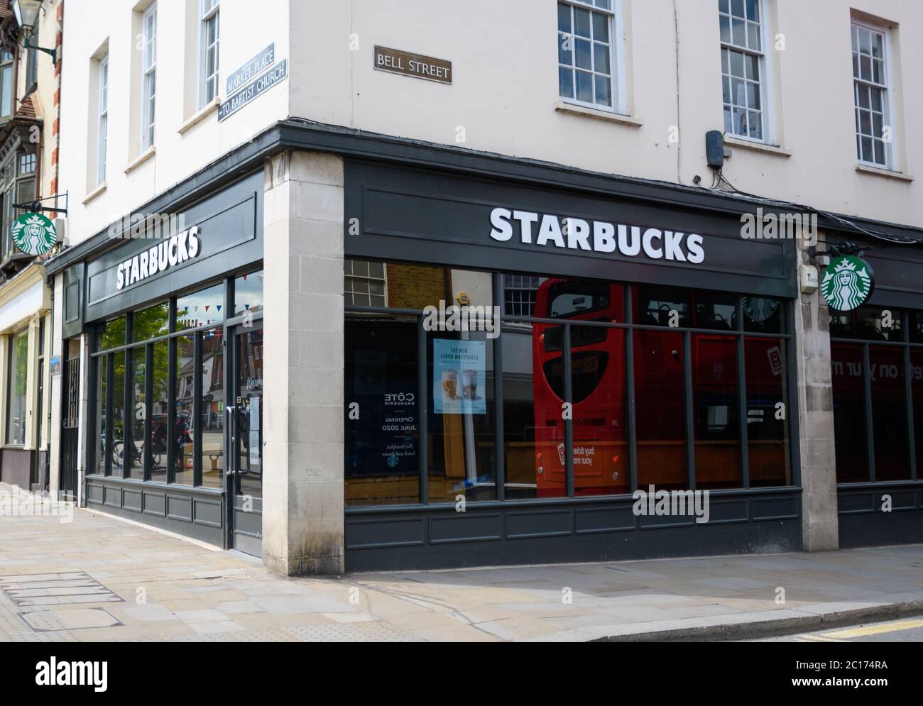 Henley-on-Thames, Großbritannien - Mai 16 2020: Die Fassade des Starbucks Coffee Shops in der Bell Street Stockfoto