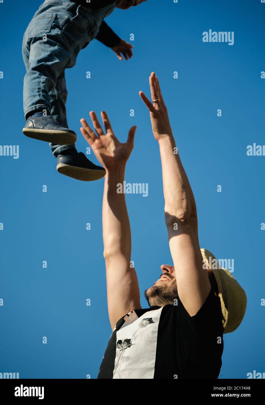 Zu Hause bleiben: Ein Vater und sein kleiner Sohn spielen zusammen im Hinterhof. Stockfoto