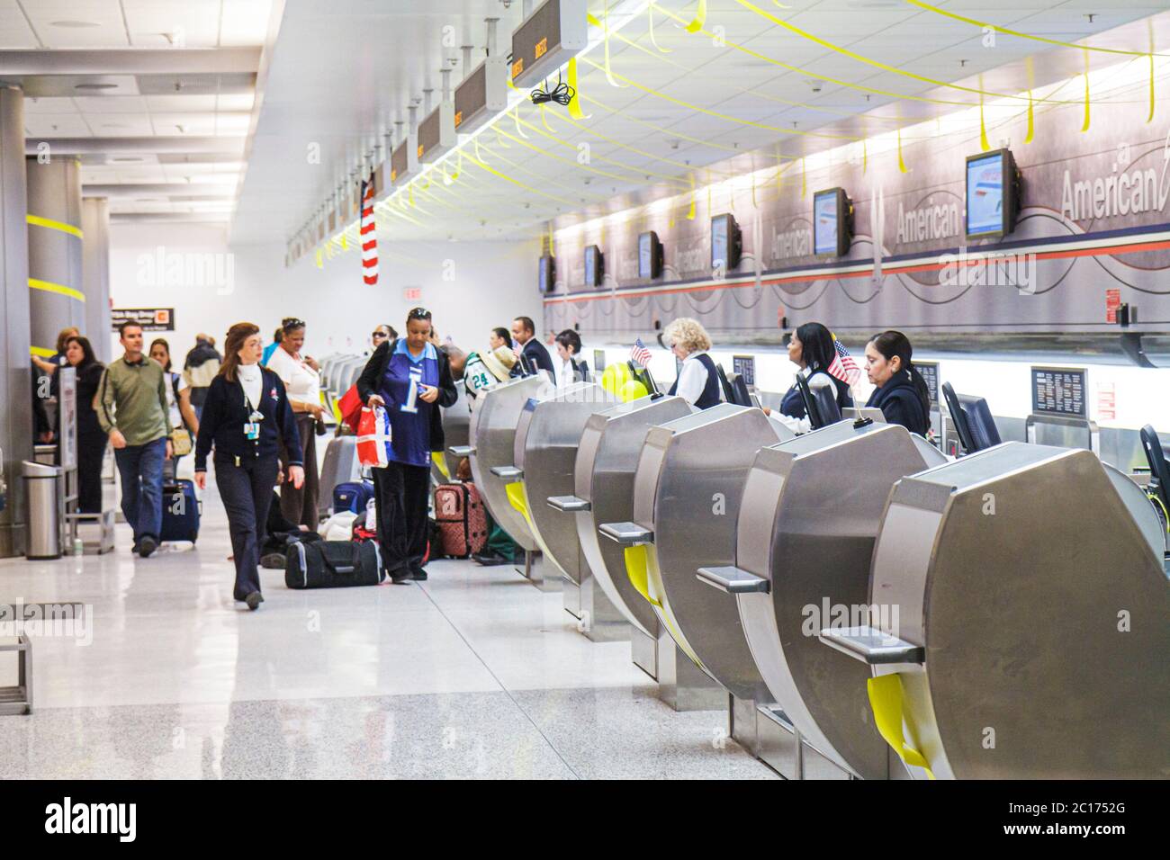 Miami Florida International Airport MIA, Luftfahrt, American Airlines, Fluggesellschaft, globales Unternehmen, Ticketschalter, Hispanic Black African Africans, Mann Männer männlich, Stockfoto
