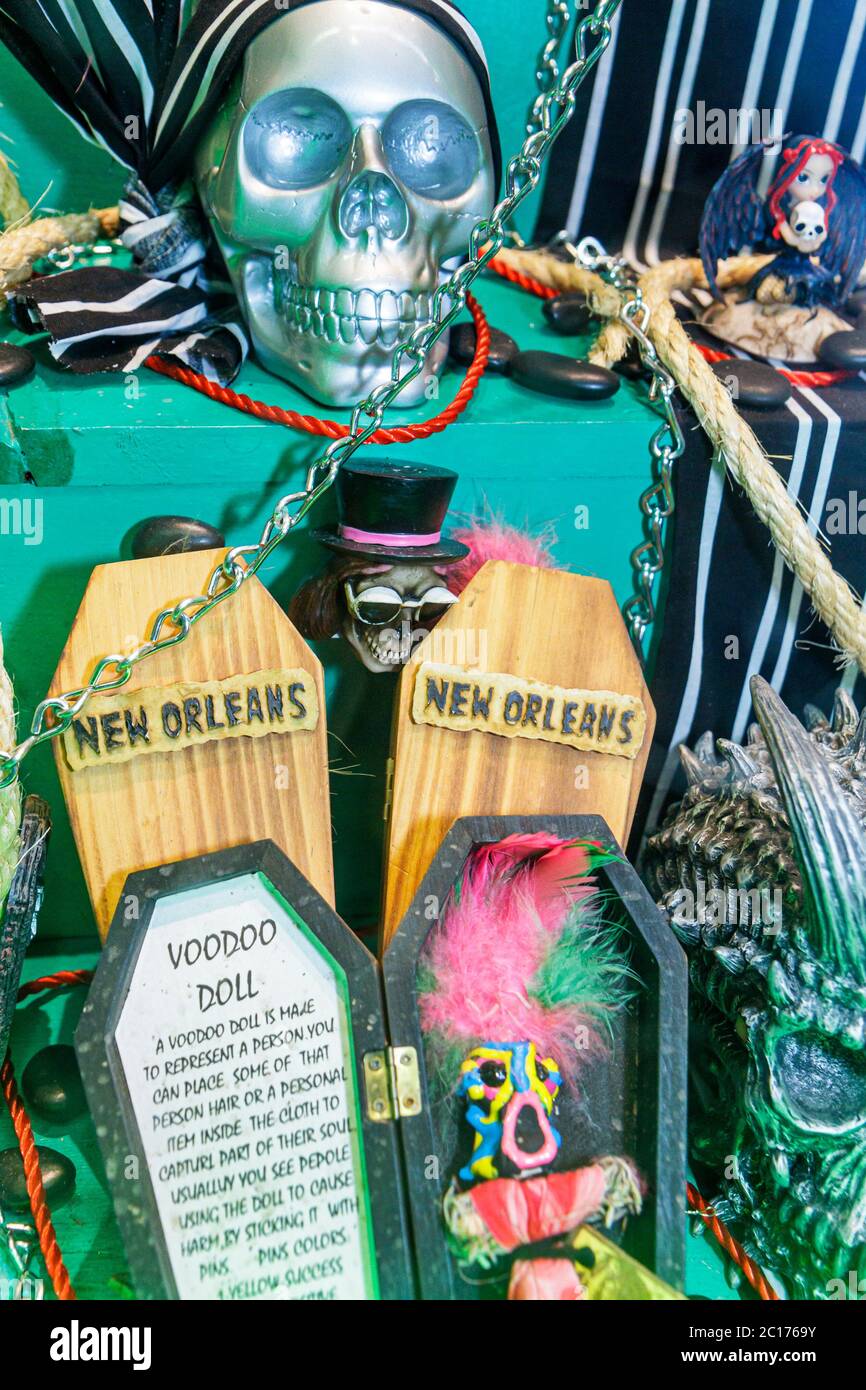 New Orleans Louisiana, Canal Street, Innenstadt, Schaufenster, Neuheiten, Gesichtsmasken, Souvenirs, Geschenke, Voodoo-Puppe, Schädel, Schatulle, Kette, beängstigend, Besucher reisen tra Stockfoto