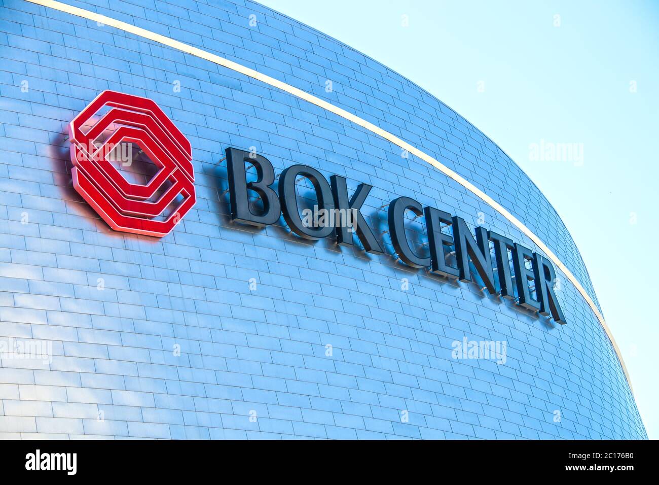 06-13-2020 Tulsa USA - BOK Center Nahaufnahme des Schildes auf gebogener Seite mit strahlendem Sonnenlicht und hellblauem Himmel - Platz für Kopie Stockfoto
