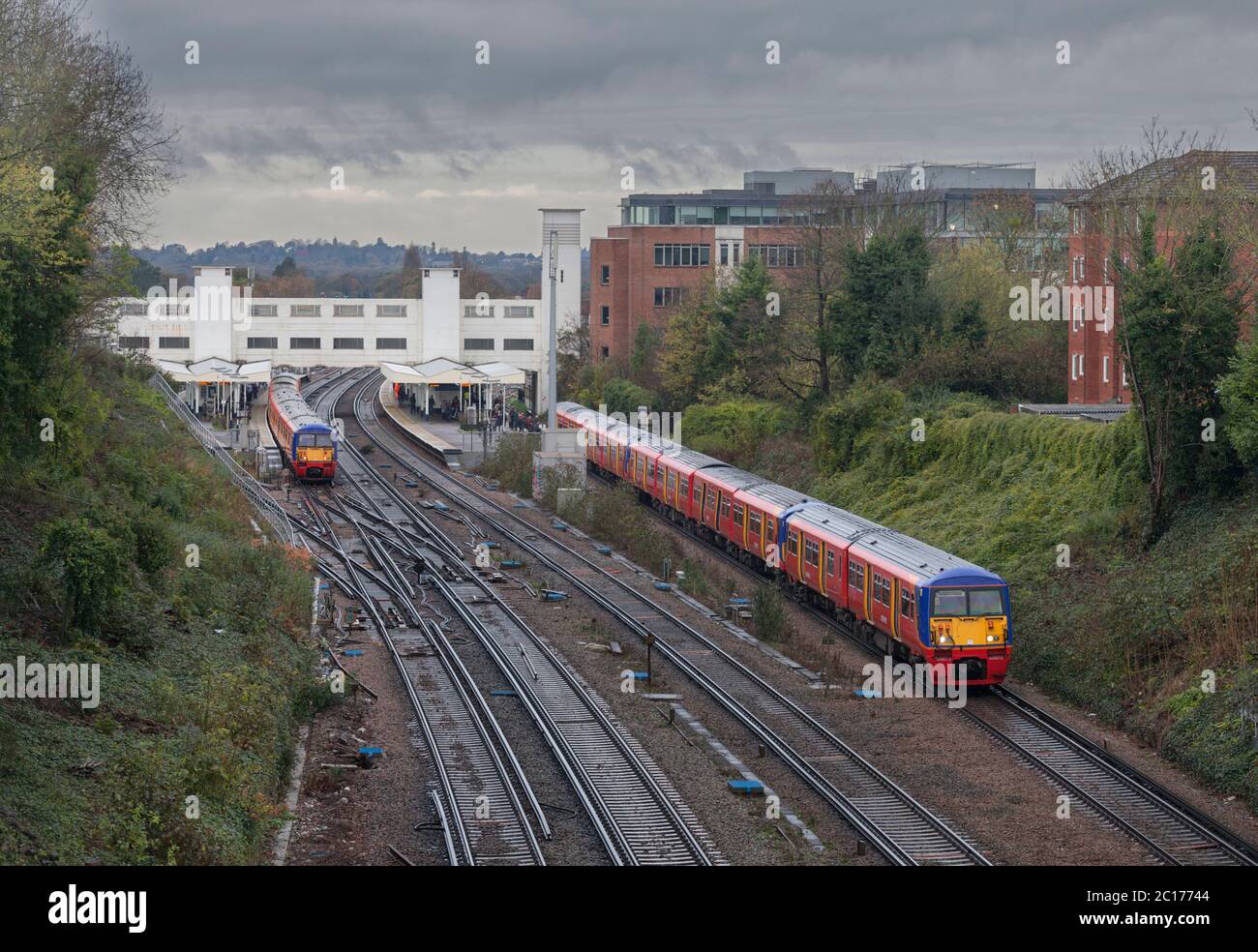 South West Züge der Klasse 456 innerer Vorortzug Ankunft und Abfahrt von Surbiton Bahnhof auf der belebten südwestlichen Hauptlinie Stockfoto