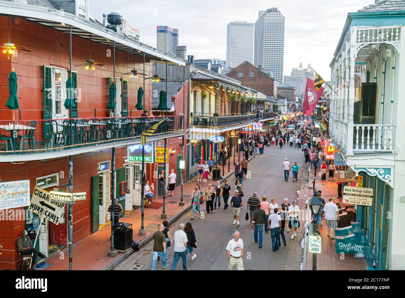 New Orleans Louisiana, French Quarter, Bourbon Street, Skyline der Stadt Eisengeländer, Balkone Neonschilder Bars Männer Frauen Paare Nachtleben Stockfoto
