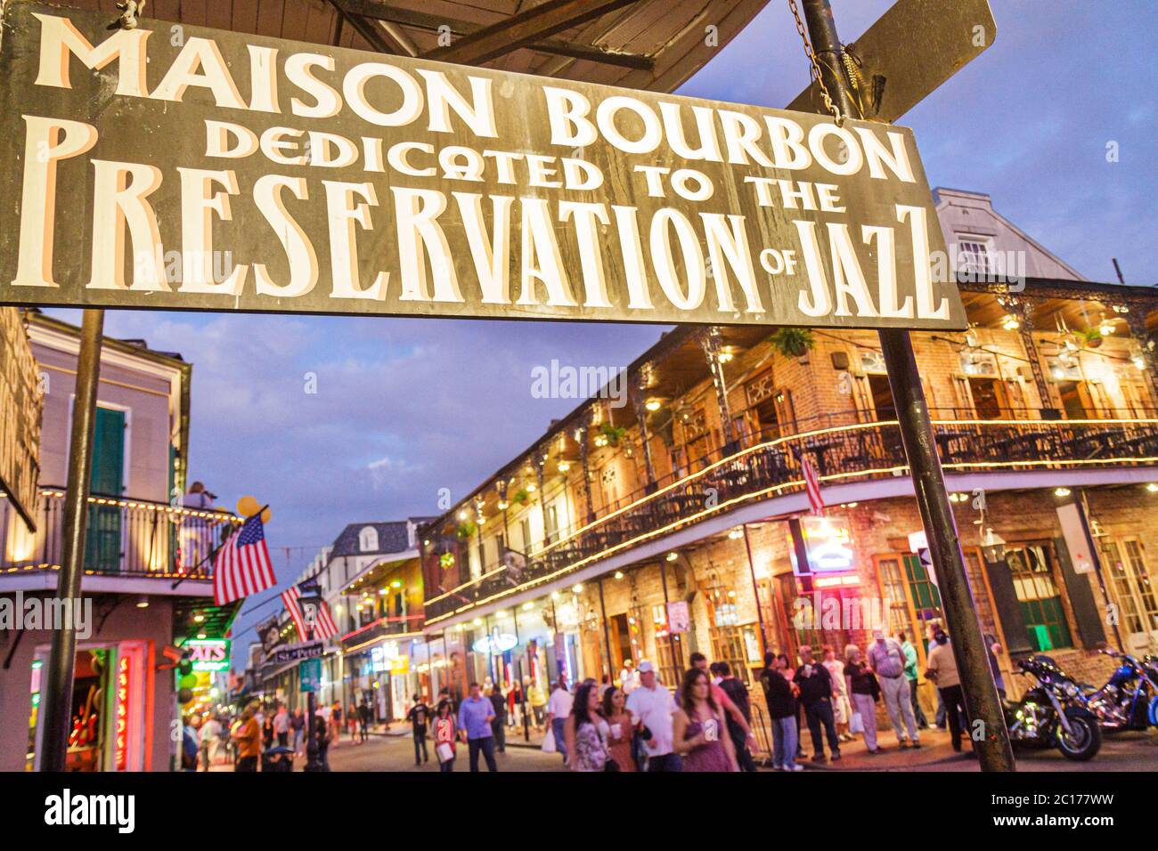 New Orleans Louisiana, French Quarter, Street Bourbon Street, Maison Bourbon, Bar Lounge Pub, Party, Live-Musik, Jazz, Unterhaltung, Schild, Dämmerung, Mann Männer männlich Stockfoto